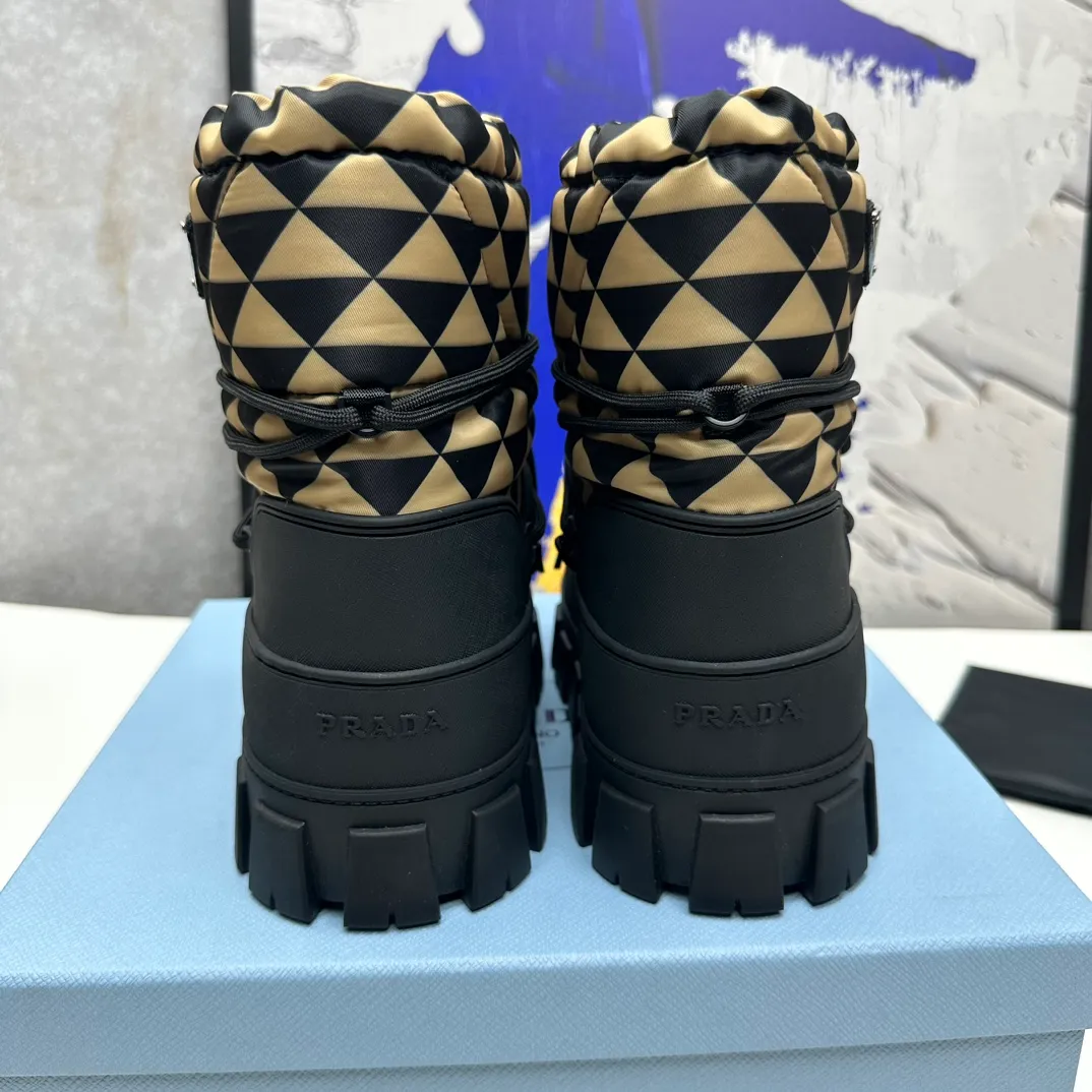 👟👟Ex-factory price 640👟👟 The highest version on the market. Prada's king model. Snow boots. Ski boots. Fat and cute. →_→ From the Prada limited series, unique. Shiny nylon Oblique upper with criss-cross straps for an ideal fit. The boots are made of technical fabric and have a short-cut version. They can be worn in the city or in the mountains. They make the calves slimmer, taller, warmer and have a concave shape. The boots and soles use the original waterproof effect. The size is 35-40. 41Customized